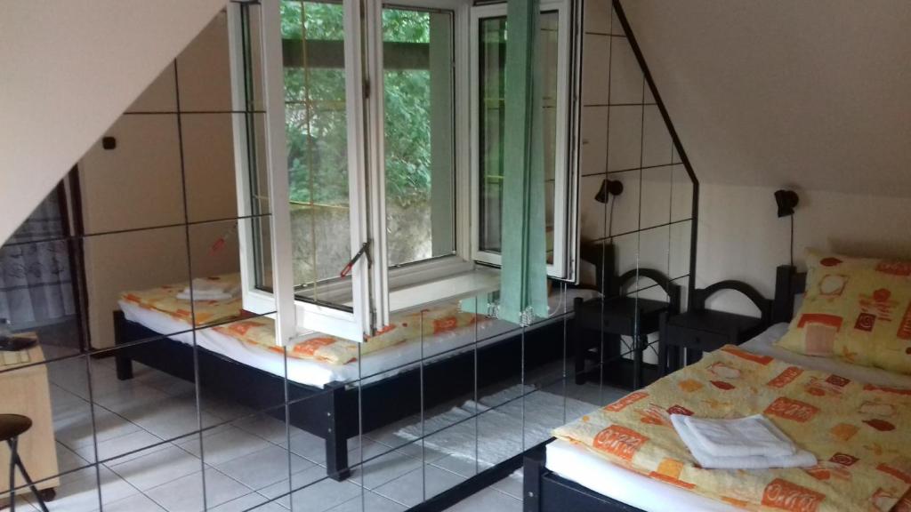 Postel nebo postele na pokoji v ubytování Óvár 12 Vendégház