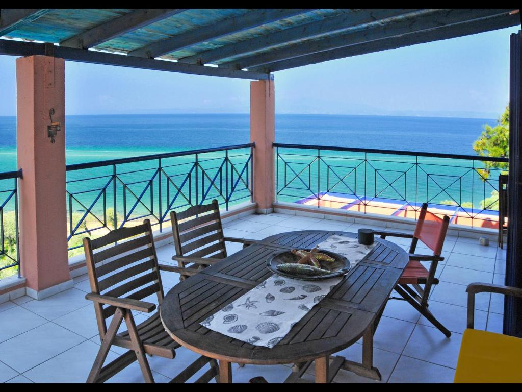 KallirákhiにあるVilla Chrysiの海を望むバルコニー(テーブル、椅子付)