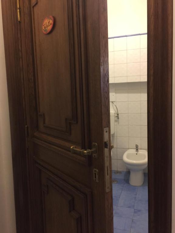 サレルノにあるDimora dei Mercantiのバスルーム(トイレ付)への開放ドア