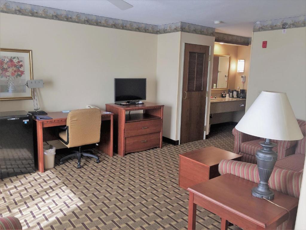Baymont by Wyndham Waterford/Burlington WI - Deluxe King Room - Non-Smoking