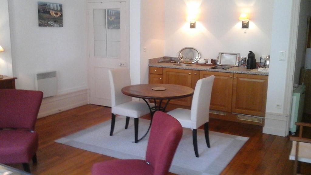 Kuchyň nebo kuchyňský kout v ubytování Beaune City Suite