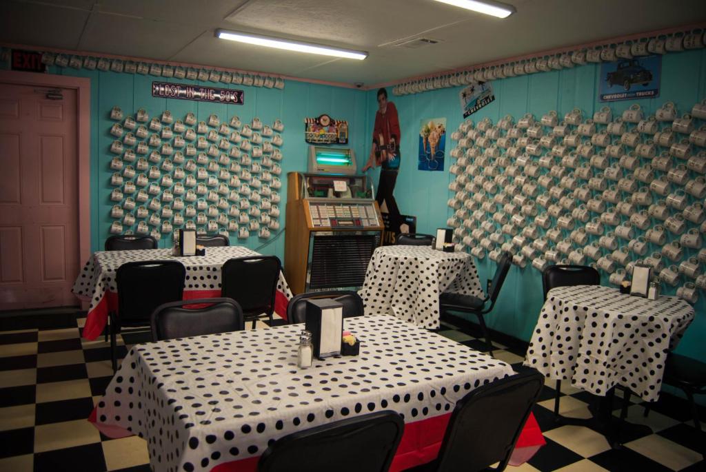 un ristorante con tavoli e sedie in una stanza di Country Hideaway at Mountain Lakes Resort a Cleveland