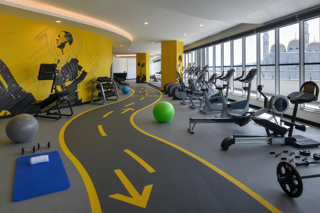una palestra con pista dipinta sul muro di Fraser Suites Muscat a Mascate