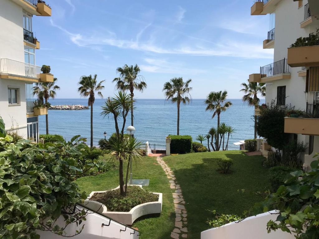 Marbella del Mar في مربلة: اطلالة على المحيط من شرفة المبنى