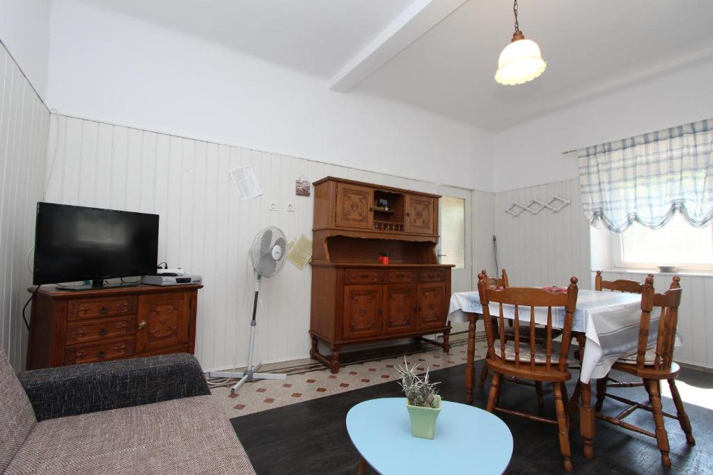 Telewizja i/lub zestaw kina domowego w obiekcie Apartments Rosanna