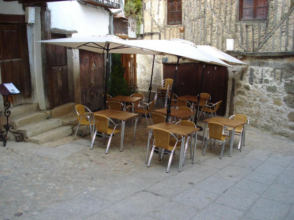 A restaurant or other place to eat at El Balcón de Mogarraz