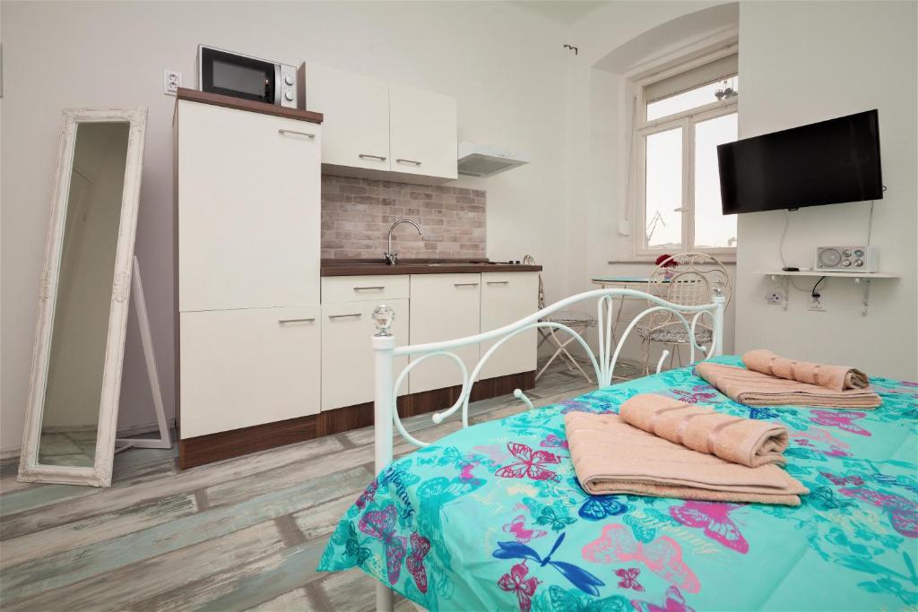 Main Square Apartments with sea view - 4