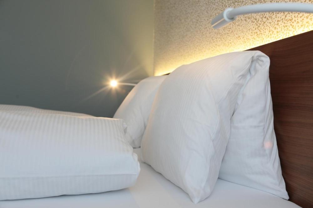 Postel nebo postele na pokoji v ubytování Hotel Engel am Bahnhof