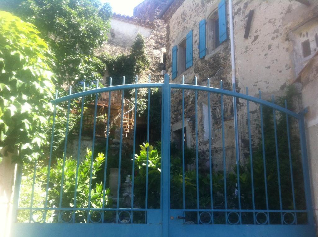 een blauwe poort voor een gebouw bij La belle endormie in Cabrerolles