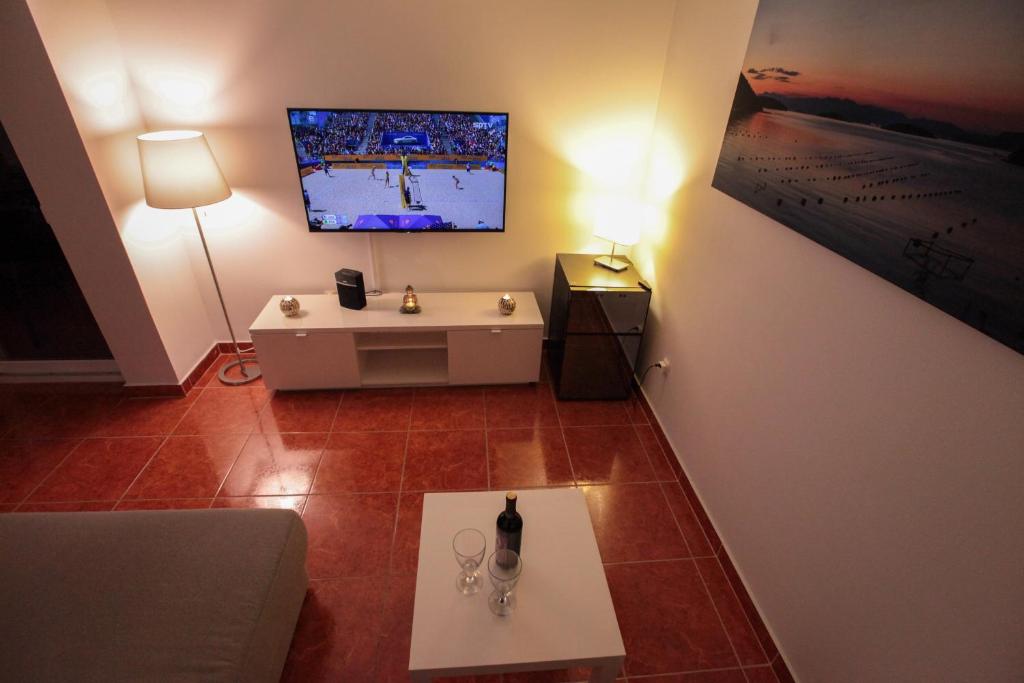 Televízia a/alebo spoločenská miestnosť v ubytovaní Apartment Empire