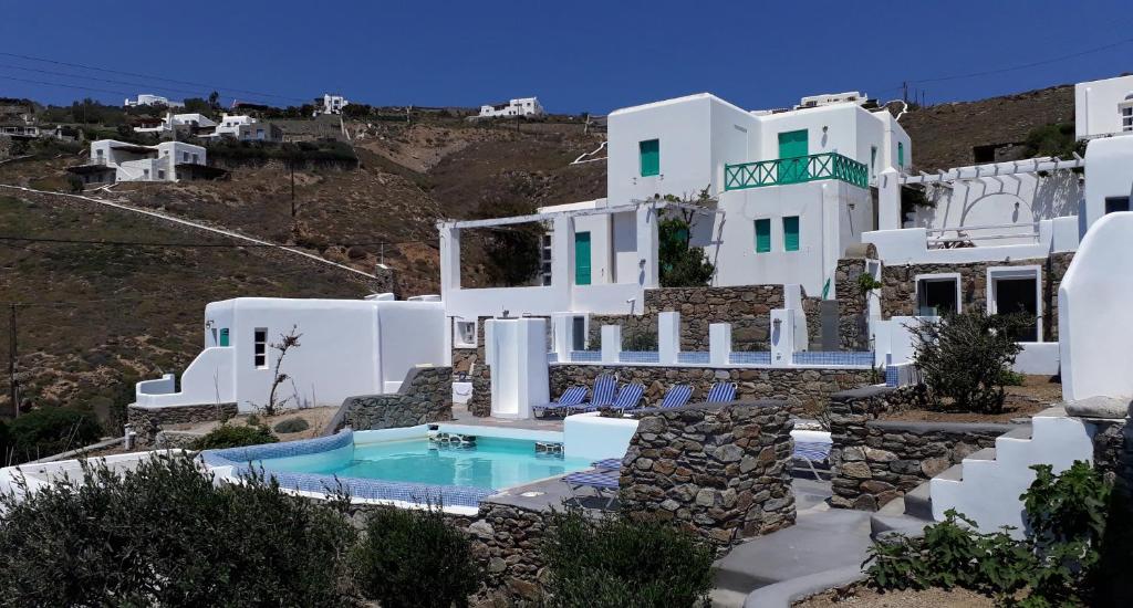 - Vistas a una villa con piscina en Antoninis Village en Houlakia