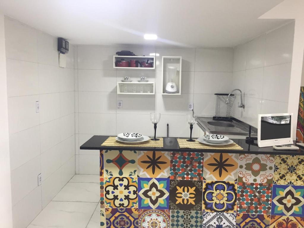 cocina con encimera en una habitación en Loft Morada do Porto, en Salvador