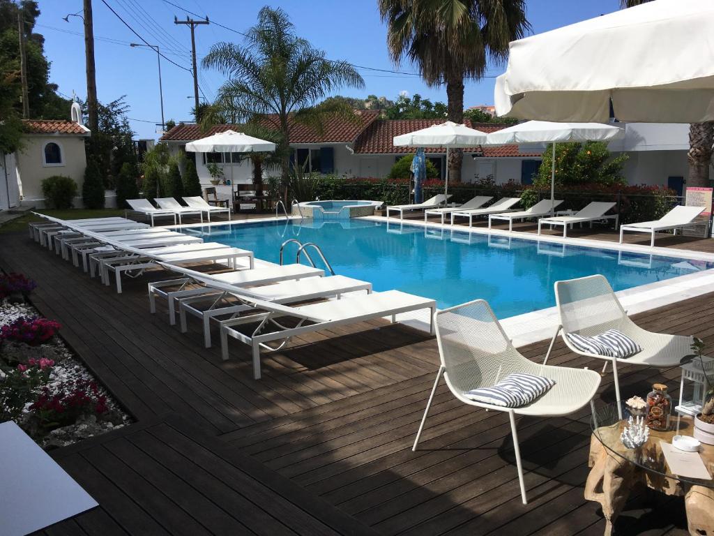 Bazén v ubytovaní Lemon Tree Hotel alebo v jeho blízkosti