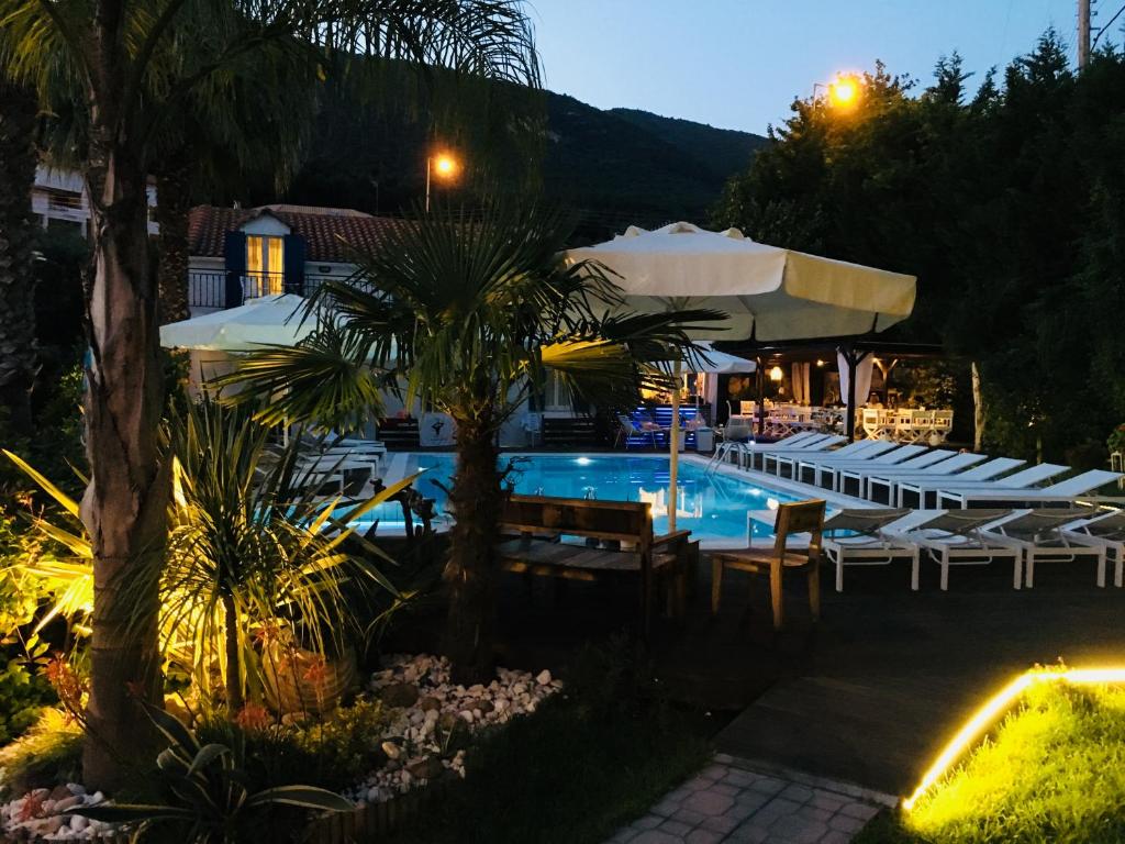 Bazén v ubytovaní Lemon Tree Hotel alebo v jeho blízkosti