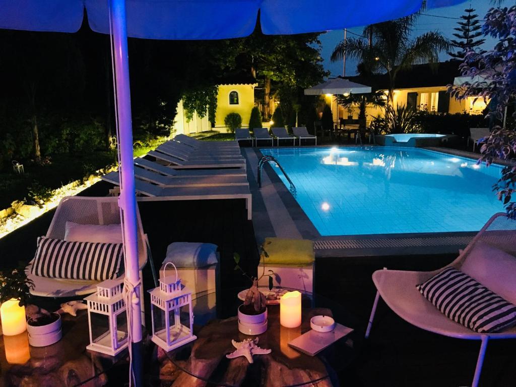 Bazén v ubytovaní Lemon Tree Hotel alebo v jeho blízkosti