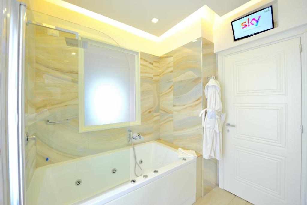 Łazienka w obiekcie Terrazza Marco Antonio Luxury Suite