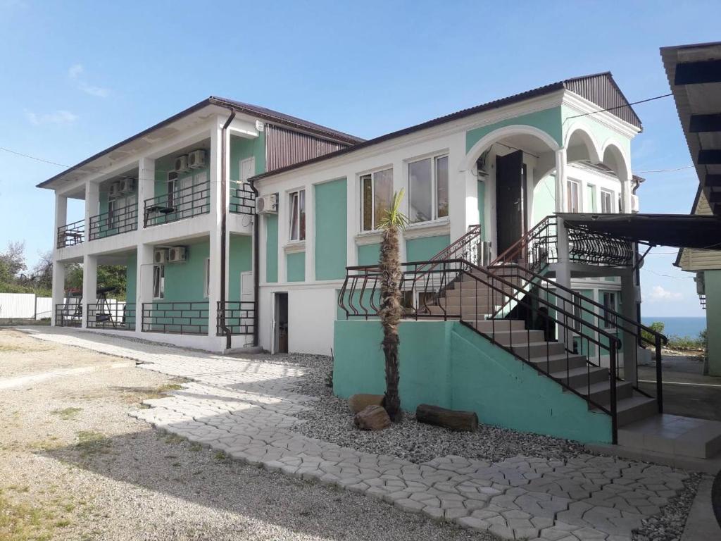 una casa con una palmera delante de ella en Guest house on Gagarina Varvara10, en Novi Afon