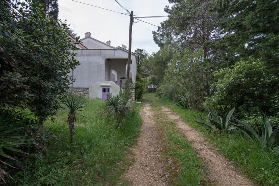 a dirt road in front of a house at Villa Garina 1 in Veli Lošinj