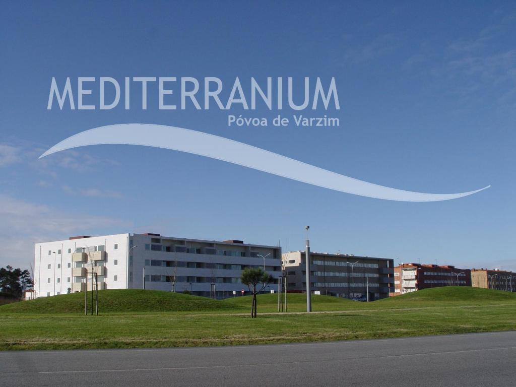 a sign that reads metreform in front of a building at Mediterranium Apartments in Póvoa de Varzim