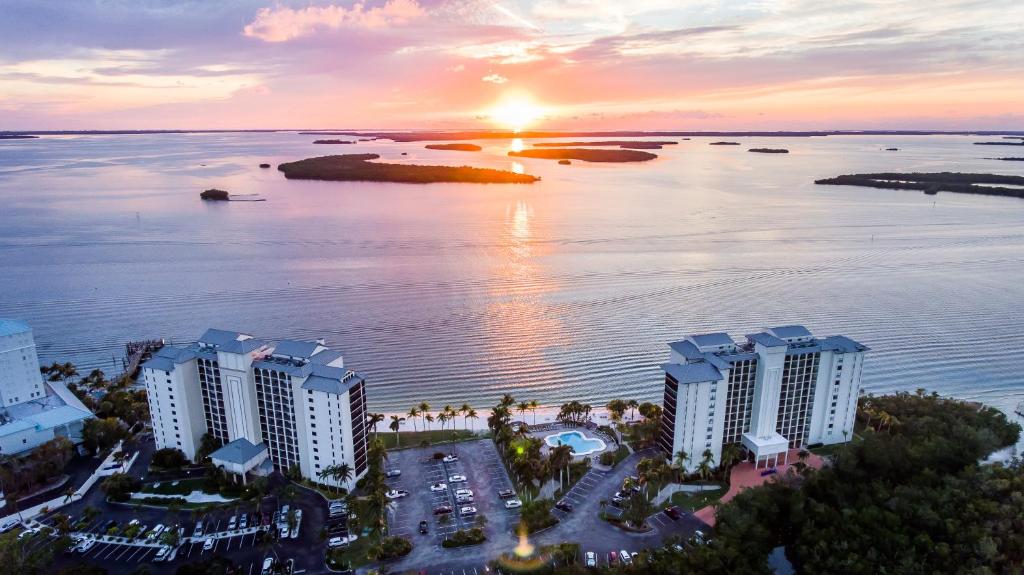 una vista aerea di un grande bacino idrico con edifici di Resort Harbour Properties - Fort Myers / Sanibel Gateway a Punta Rassa