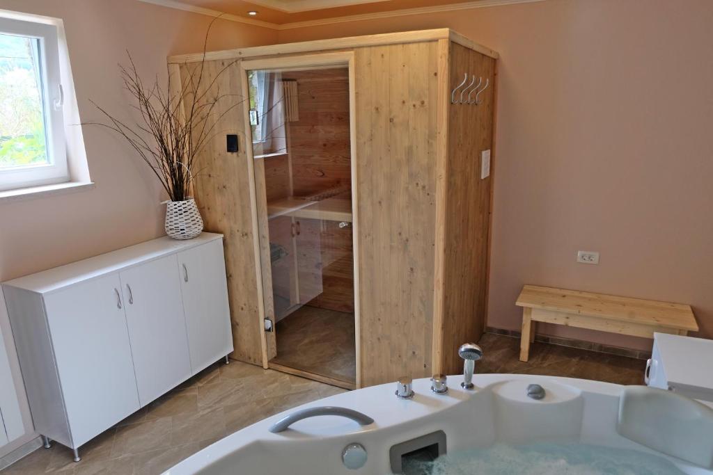 Koupelna v ubytování Apartments and Rooms Deskovic