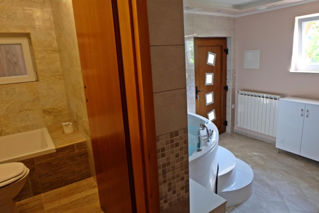 Koupelna v ubytování Apartments and Rooms Deskovic