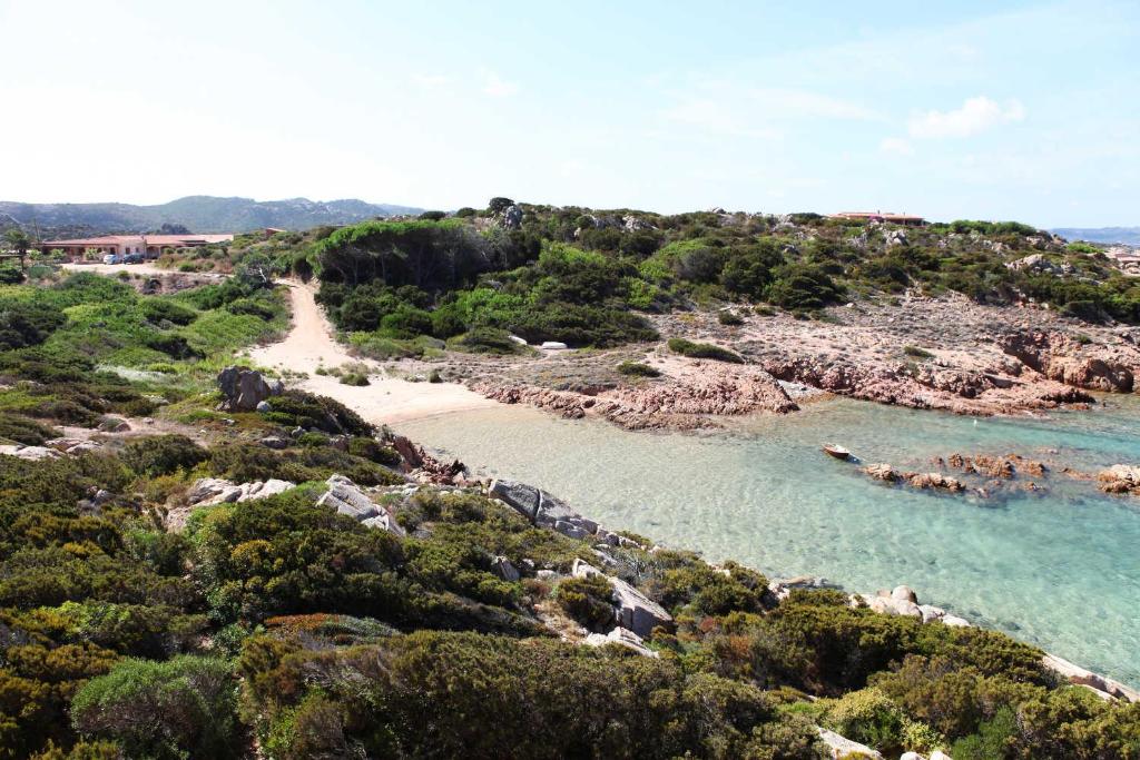 馬達萊納的住宿－Residenza Marginetto，享有岩石和水域海滩的景致