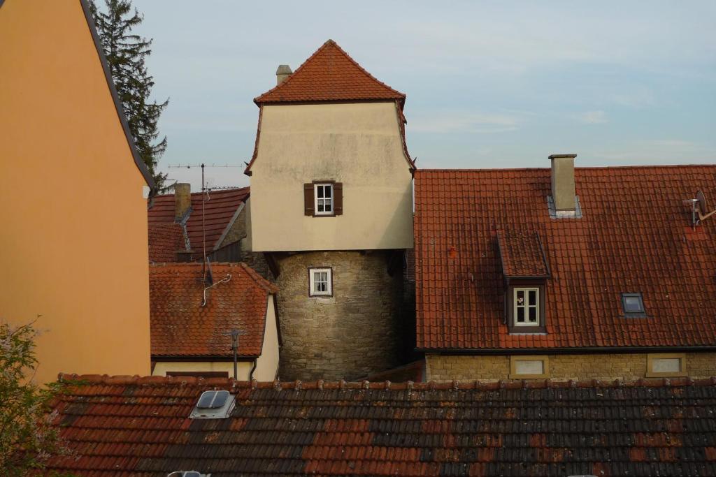 een gebouw met een toren op daken bij Jocklerturm in Sulzfeld am Main