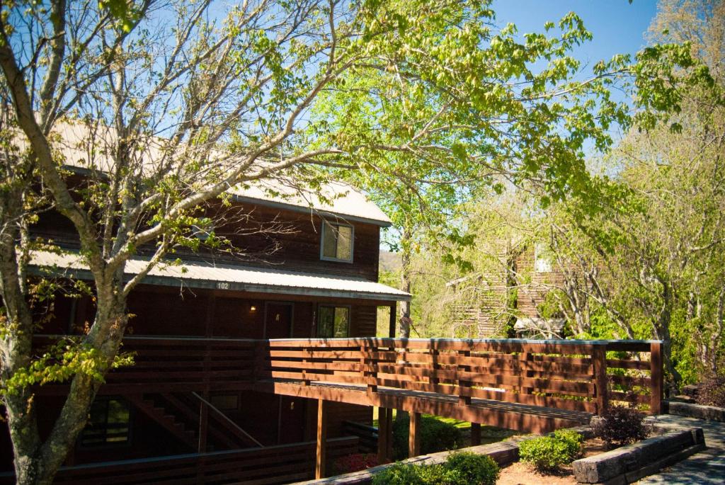 una cabina nel bosco con una recinzione di Country Hideaway at Mountain Lakes Resort a Cleveland