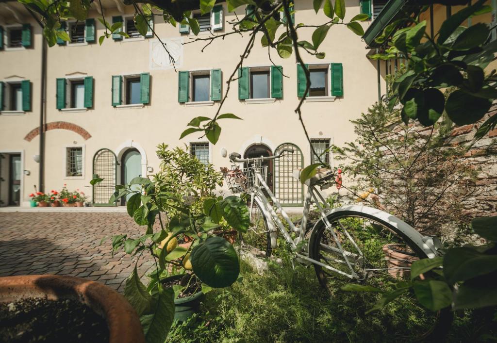 a bike parked in front of a building at A Casa di Tom in SantʼAmbrogio di Valpolicella