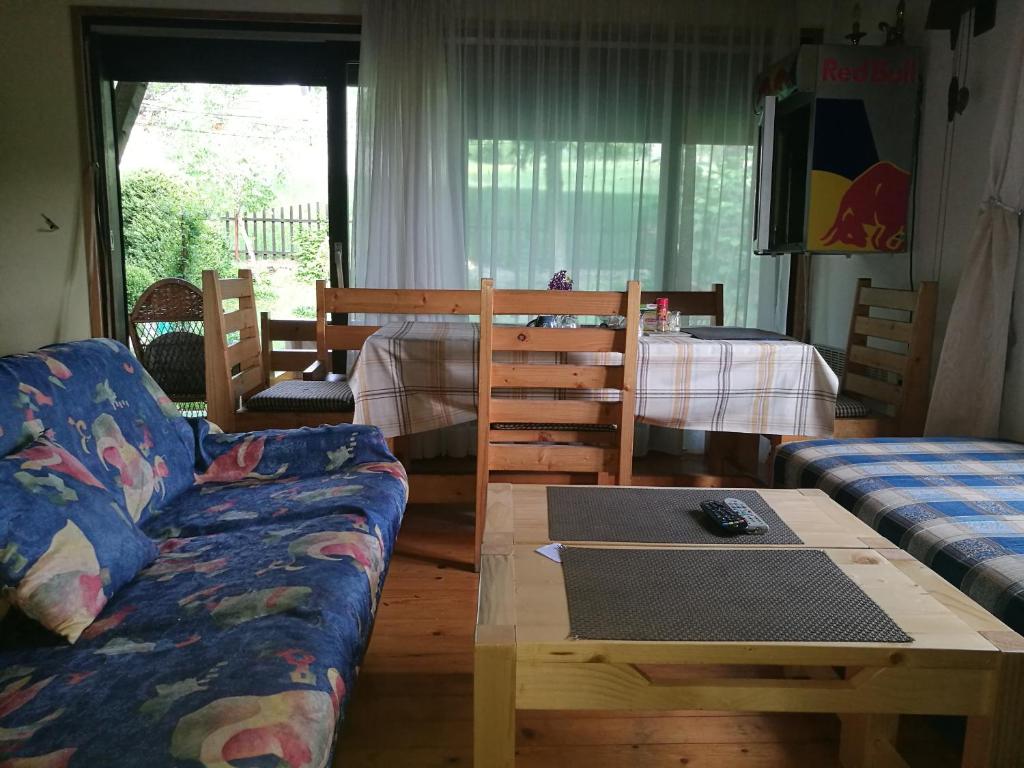 a living room with a couch and a table at Apartment Dulovine in Kola&scaron;in
