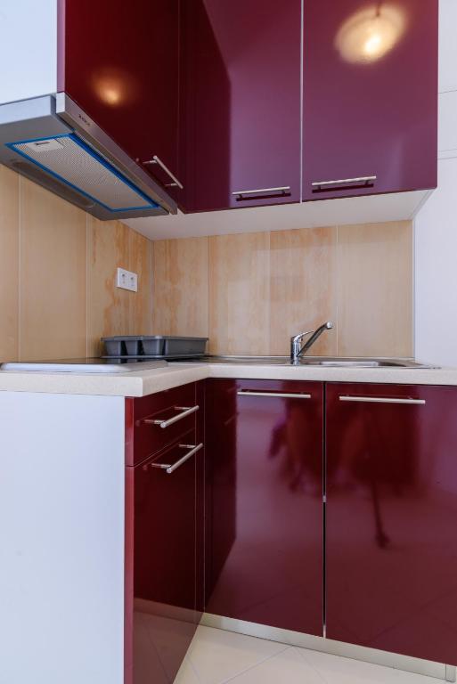 Kuchyň nebo kuchyňský kout v ubytování Apartments Mijo
