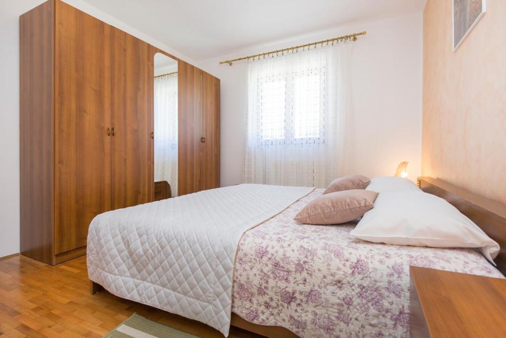 Posteľ alebo postele v izbe v ubytovaní Apartments Alenka by the sea