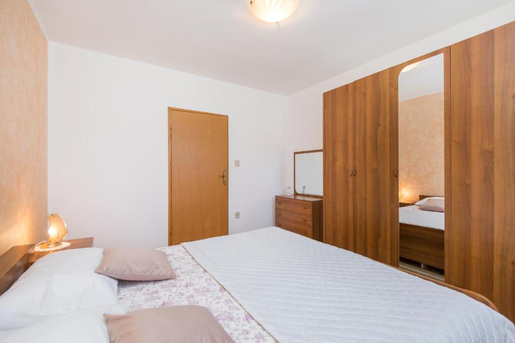 Posteľ alebo postele v izbe v ubytovaní Apartments Alenka by the sea