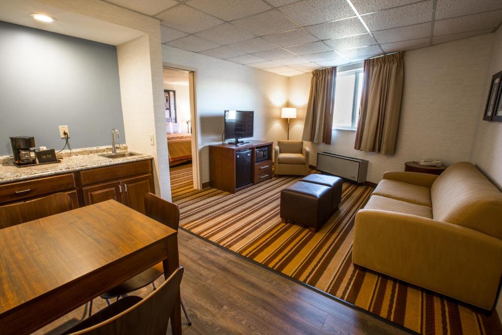 Super 8 by Wyndham State College photo