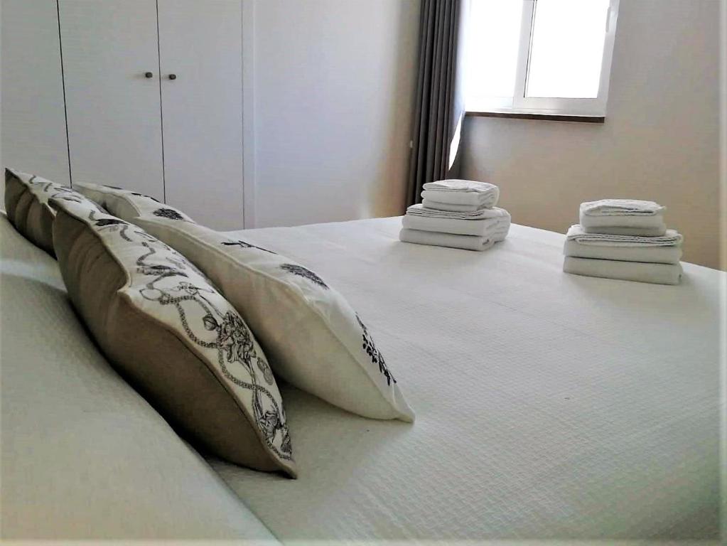 アルブフェイラにあるThe Beach Apartment - Helenaの白いベッド(枕、タオル付)
