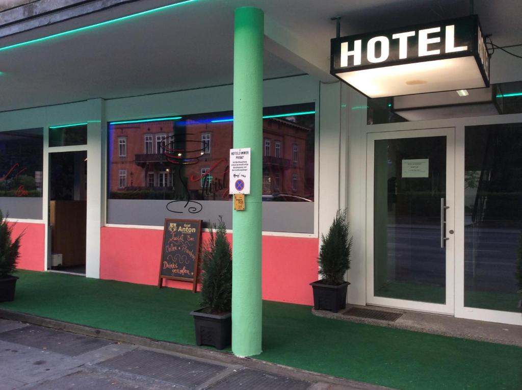 um hotel com um poste verde em frente a um edifício em Hotel am Bahnhof em Feldkirch