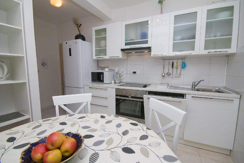 Kuchyň nebo kuchyňský kout v ubytování Apartments Sanda