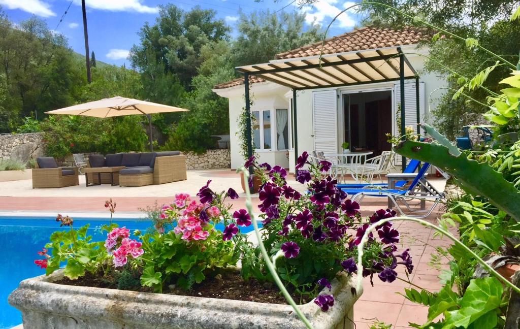 a villa with a swimming pool and a garden at Villa Sikia in Katokhórion