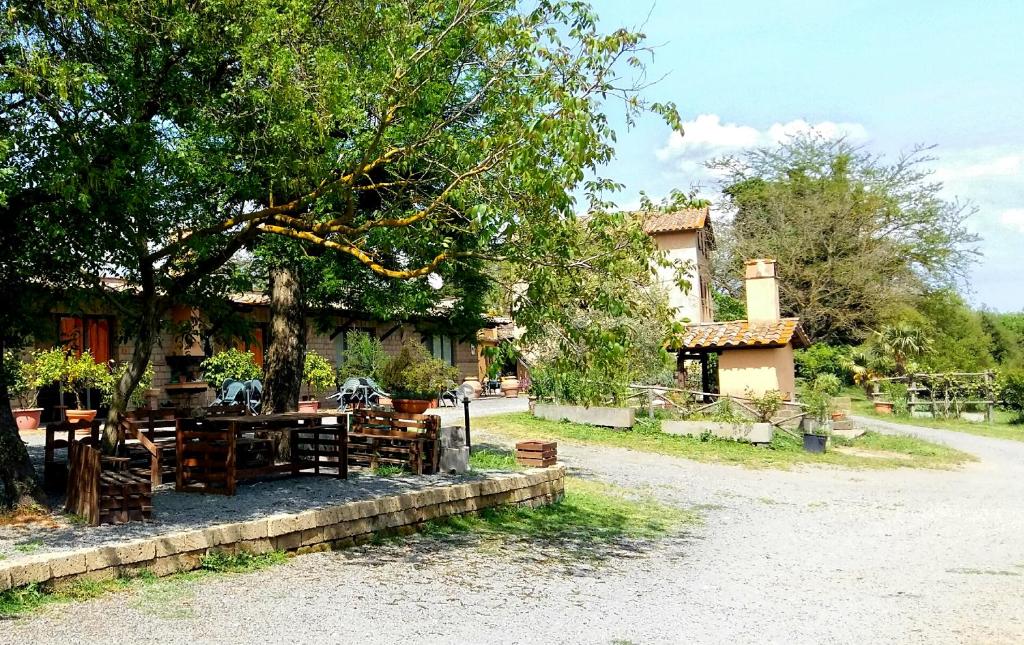 uma casa com uma mesa de piquenique e uma árvore em San Filippo em Acquapendente