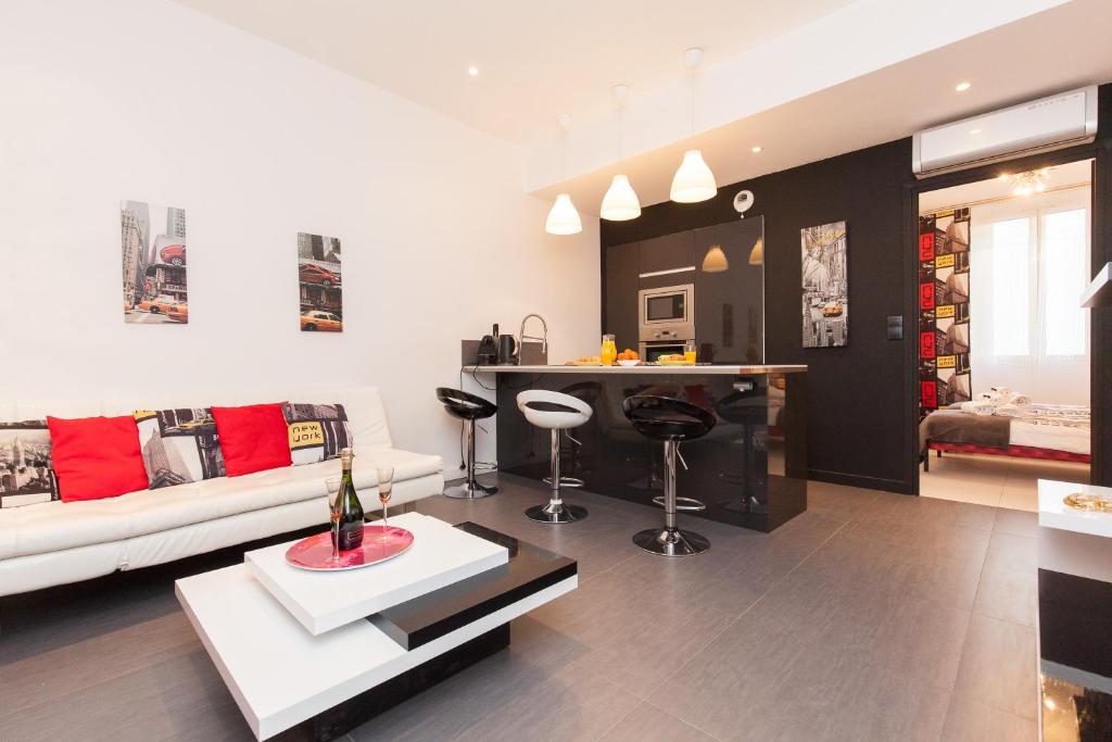 un salon avec un canapé blanc et une table dans l'établissement Manhattan 2 pièces 3 étoiles lumineux plein centre à 5mn des plages et palais, à Cannes