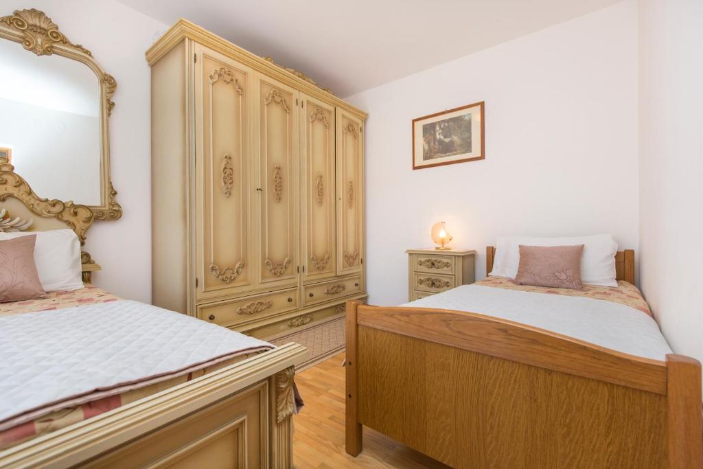 Posteľ alebo postele v izbe v ubytovaní Apartments Alenka by the sea