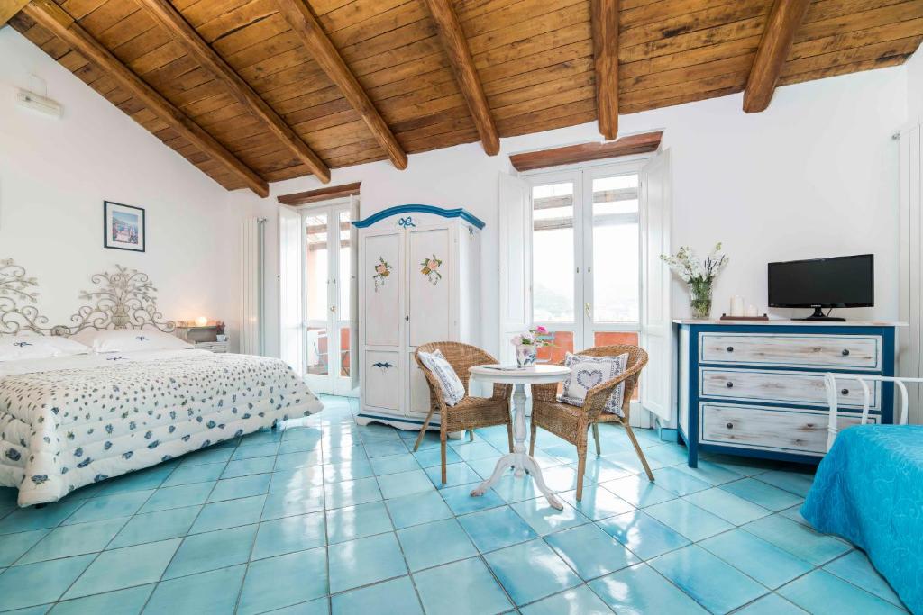 sypialnia z łóżkiem, stołem i krzesłami w obiekcie B&B Gattacicova w mieście Cava deʼ Tirreni