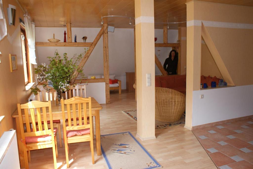 uma sala de jantar com uma mesa e cadeiras num quarto em Ferienhaus Lyhs em Fehrenbach