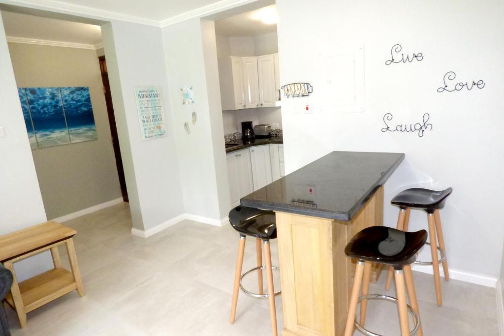 Kuchyň nebo kuchyňský kout v ubytování Beach One Bedroom Suite A22