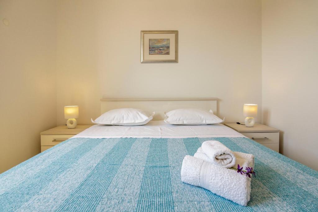 Postel nebo postele na pokoji v ubytování Apartments Mihojevic