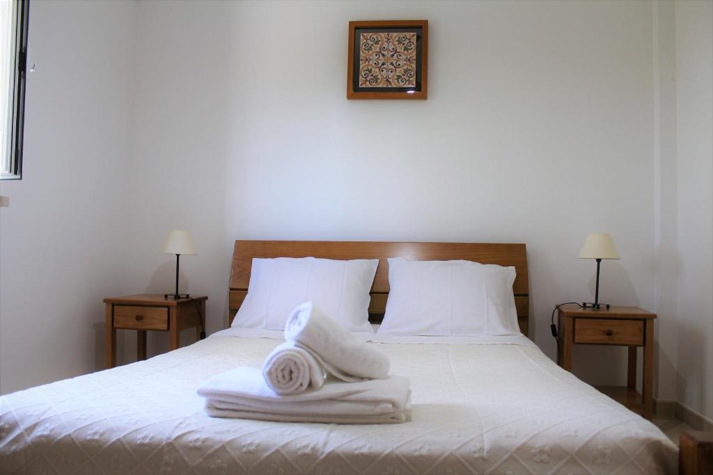 a bedroom with a bed with towels on it at Casa da Maria Moca in Fátima