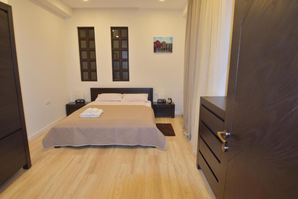SaBa Apartments in Old Tbilisi - Family Room With Balcony