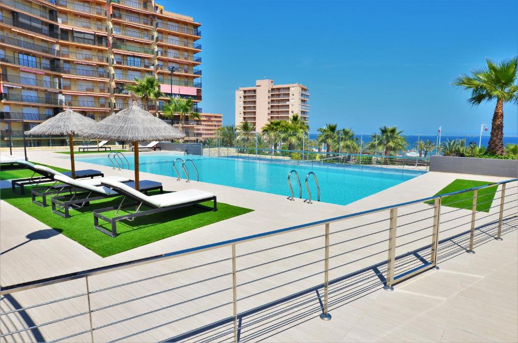 Bazén v ubytování Beachfront Luxury Apartments by NRAS nebo v jeho okolí