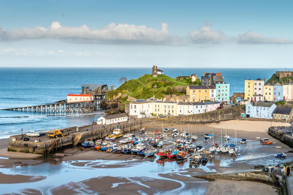 un grupo de barcos en una playa cerca del océano en Royal Lion Hotel, en Tenby